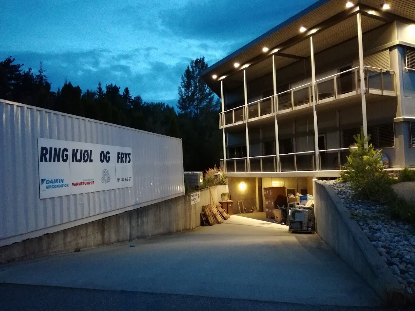 Hov Industripark, Hønefoss — Ring Kjøl og Frys-skilt om kvelden